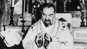 Milagre de Padre Pio: Menina enxerga sem pupilas