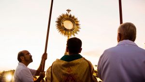 Diviníssimo ou Digníssimo Sacramento?