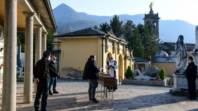 Padres celebram serviços funerários sem parentes na Itália. PIERO CRUCIATTI
