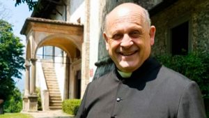 Padre Italiano falece após doar respirador à paciente mais jovem